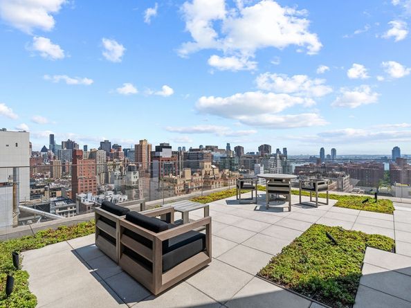 200 East 21st Street 19A, New York NY 10010