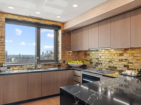 200 East 21st Street 19A, New York NY 10010