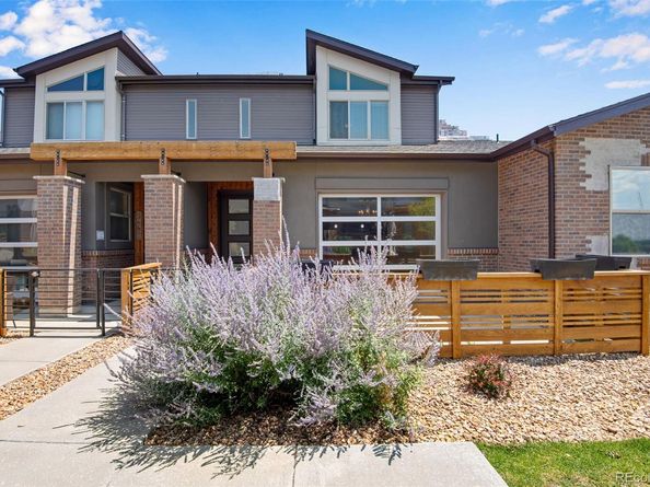 19570 E Sunset Circle, Aurora CO 80015