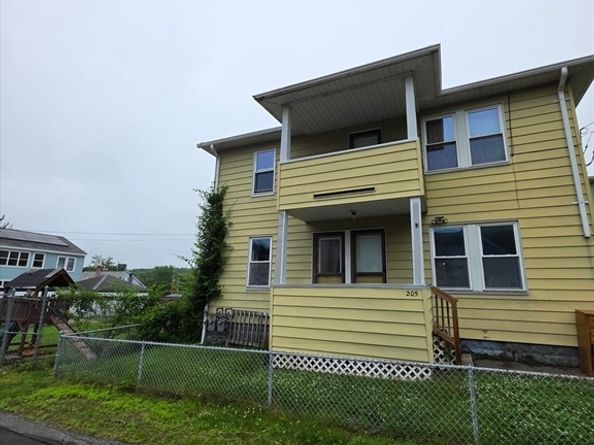 205 Woodland St, Fitchburg MA 01420