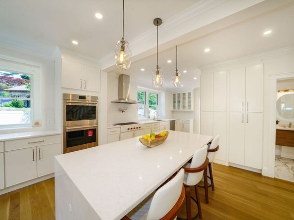 37 Oakland St, Wellesley MA 02481