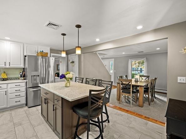 8 Robinwood Dr, Canton MA 02021