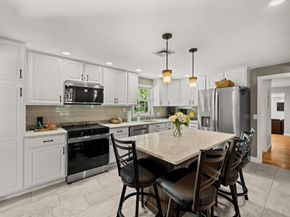 8 Robinwood Dr, Canton MA 02021