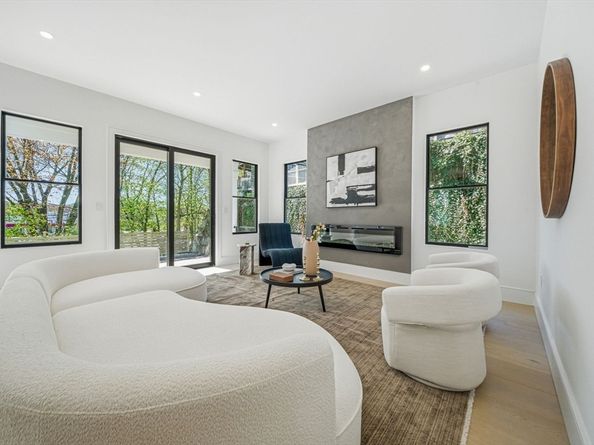 28 Chandler Pl, Newton MA 02464