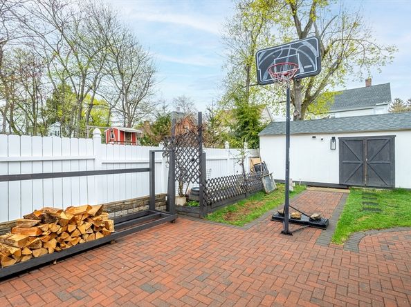 89 Boutelle St, Leominster MA 01453