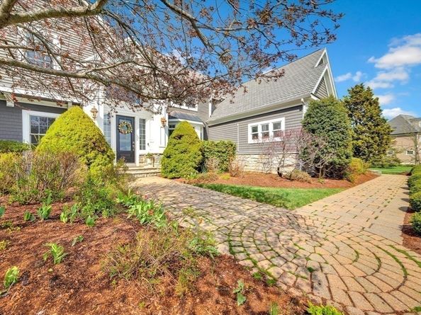 4 Nipmuc Ln, Southborough MA 01772