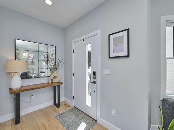 1096 Chestnut St 1096, Newton MA 02464