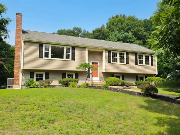 8 Woodridge Ln, Ashland MA 01721