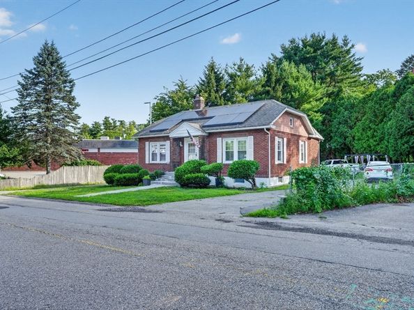 22 Fruit St, Leominster MA 01453