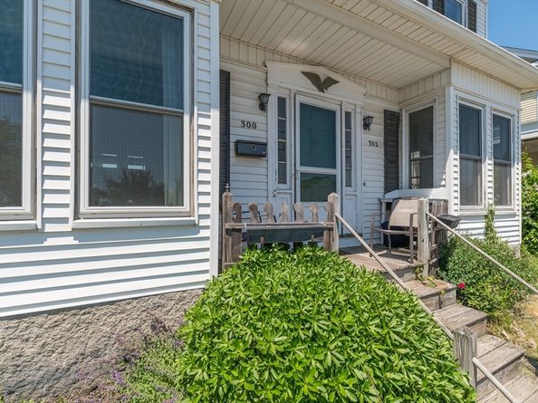300-302 Main St, Gloucester MA 01930