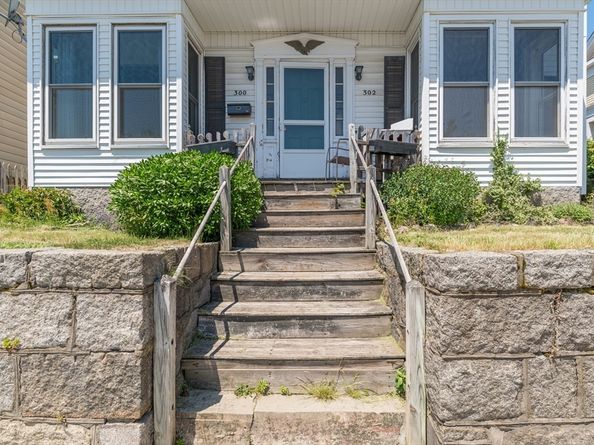 300-302 Main St, Gloucester MA 01930