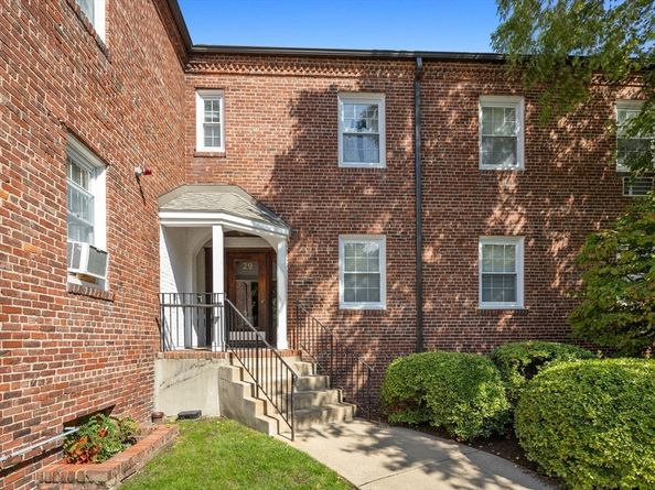 27-29 Commonwealth Ave 9, Newton MA 02467