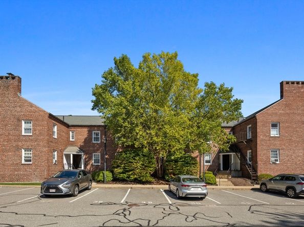 27-29 Commonwealth Ave 9, Newton MA 02467