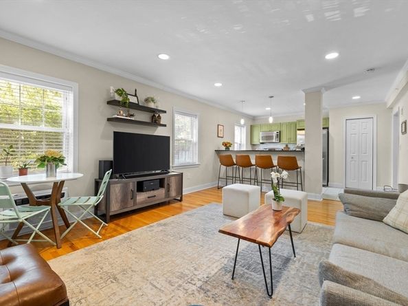 27-29 Commonwealth Ave 9, Newton MA 02467