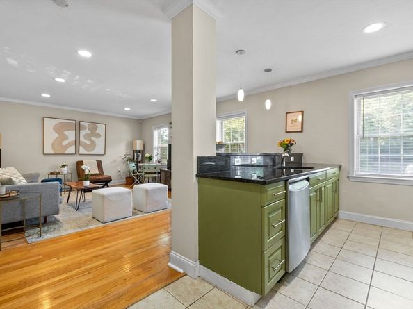 27-29 Commonwealth Ave 9, Newton MA 02467