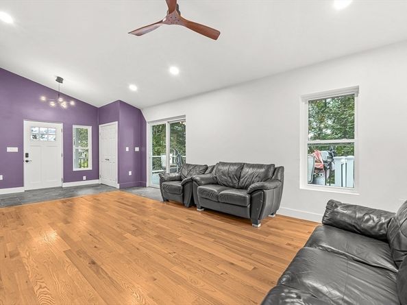 11 Longview Rd, Framingham MA 01701