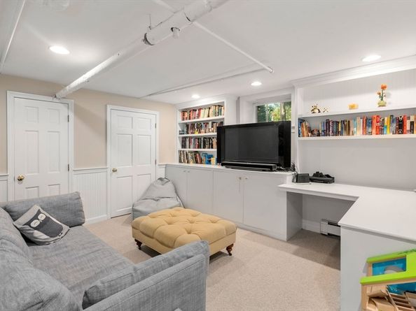 17 Atwood St, Wellesley MA 02482