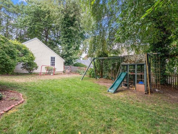 17 Atwood St, Wellesley MA 02482