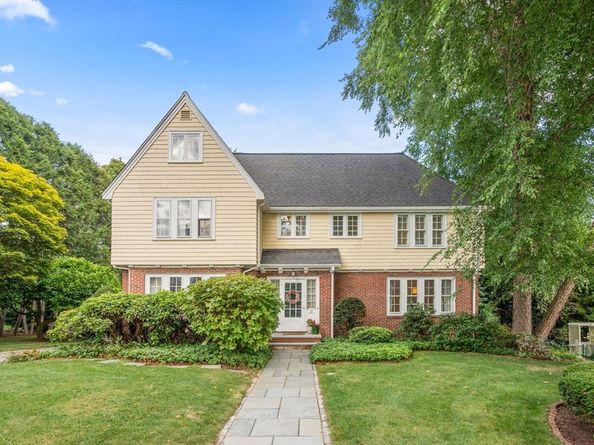 17 Atwood St, Wellesley MA 02482