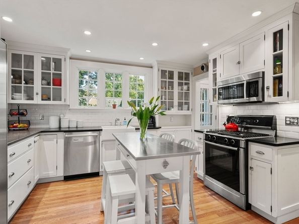17 Atwood St, Wellesley MA 02482