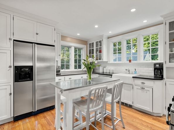 17 Atwood St, Wellesley MA 02482