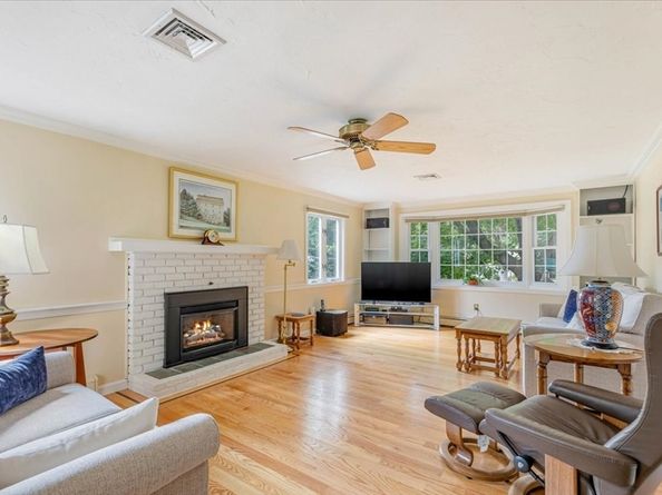 9 Lakewood Dr, Medfield MA 02052