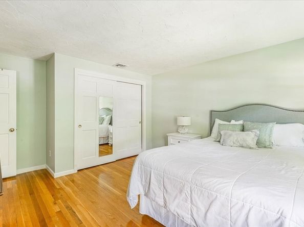 9 Lakewood Dr, Medfield MA 02052