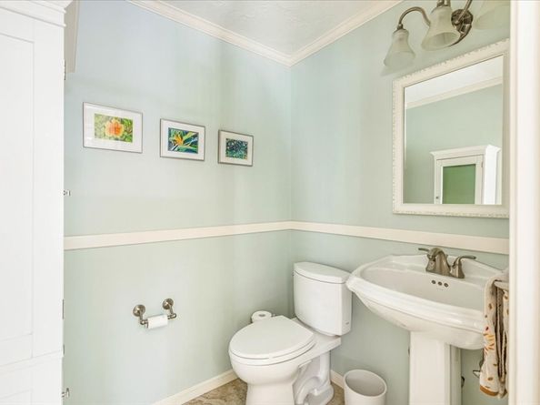 9 Lakewood Dr, Medfield MA 02052