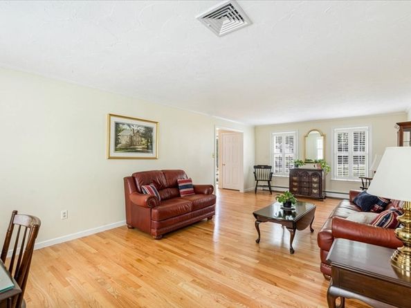 9 Lakewood Dr, Medfield MA 02052