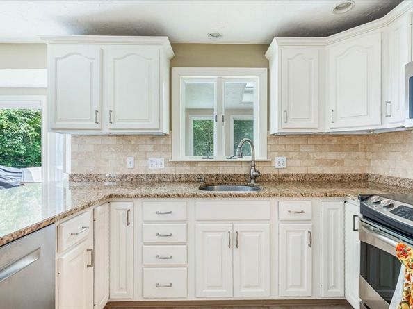 9 Lakewood Dr, Medfield MA 02052
