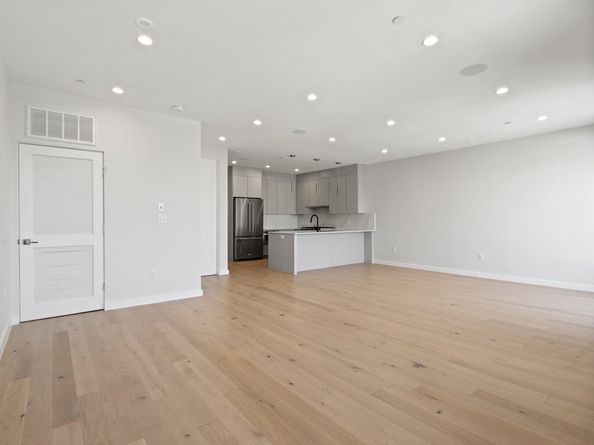 340 West 2nd Street 17E, Boston MA 02127