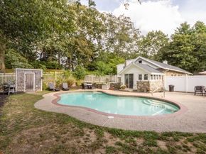 8 Old Fisher Ln, Walpole MA 02081