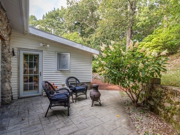 8 Old Fisher Ln, Walpole MA 02081