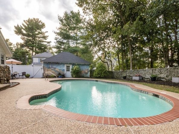 8 Old Fisher Ln, Walpole MA 02081