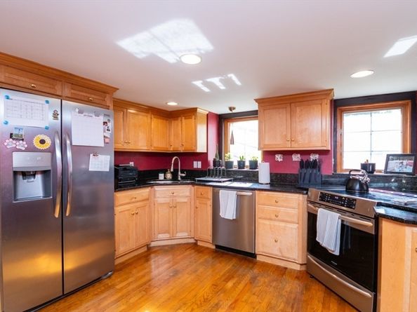 8 Old Fisher Ln, Walpole MA 02081