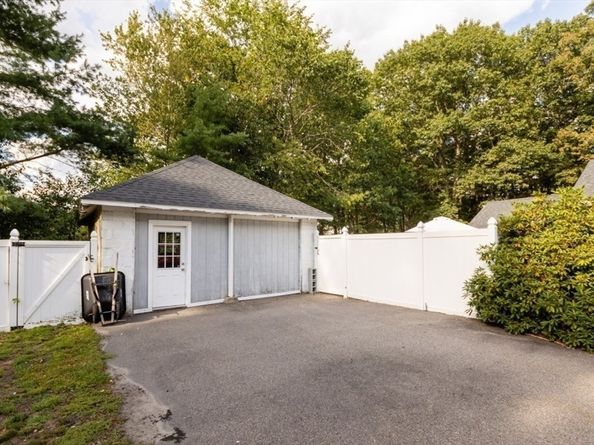 8 Old Fisher Ln, Walpole MA 02081