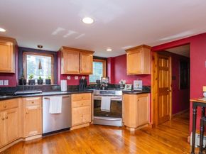 8 Old Fisher Ln, Walpole MA 02081