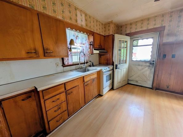66 Brookfield Rd, Charlton MA 01507