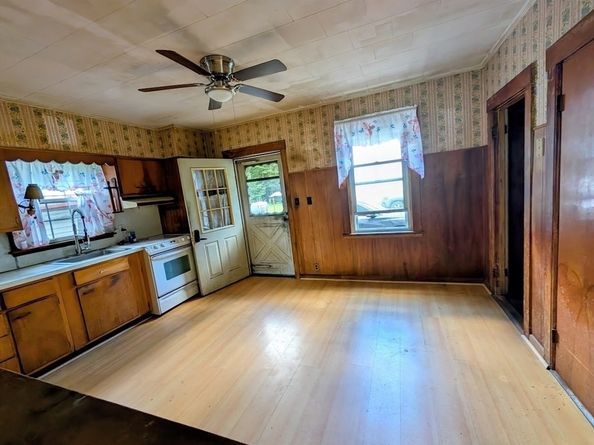 66 Brookfield Rd, Charlton MA 01507