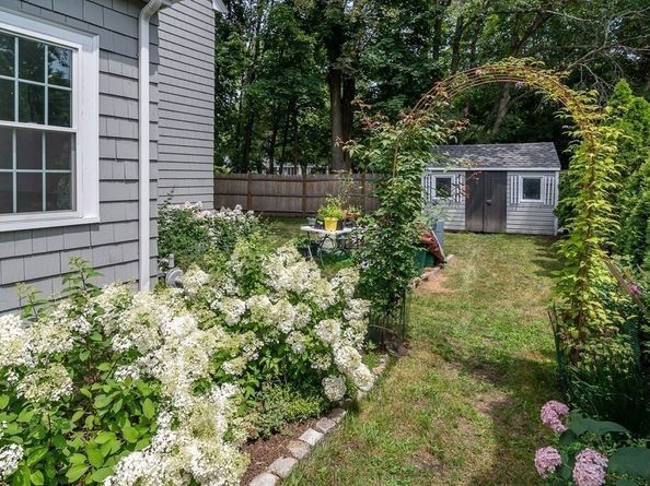 1 Roberts Rd, Wellesley MA 02481