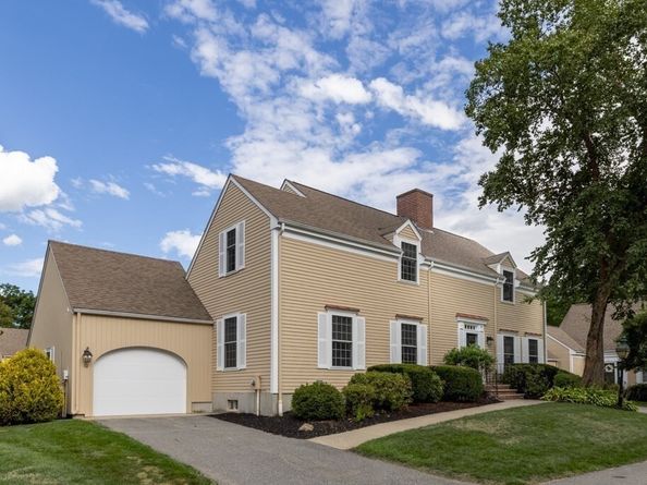 10 Martingale Lane 10, Andover MA 01810