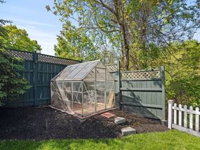 1 Farwell Cir, Newton MA 02460