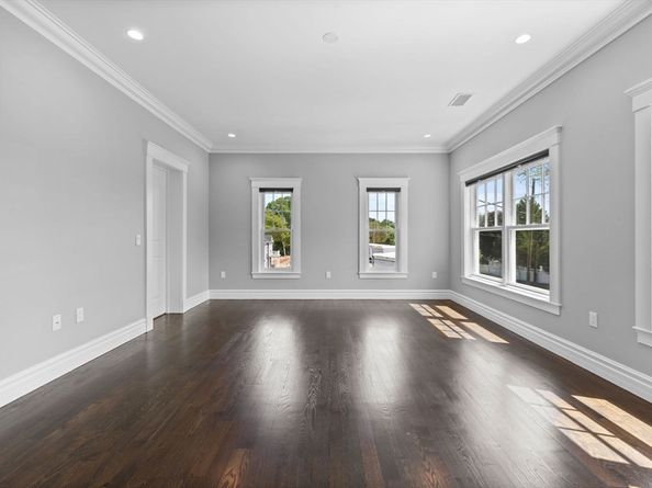 1 Farwell Cir, Newton MA 02460