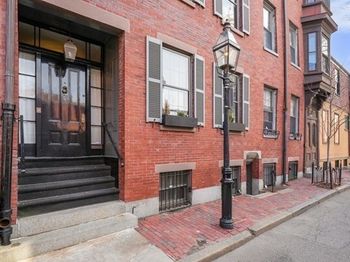 52 River St