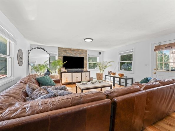 97 Ardsley Cir, Brockton MA 02302
