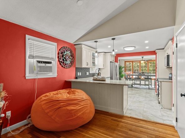53 Rockwood St, Holbrook MA 02343