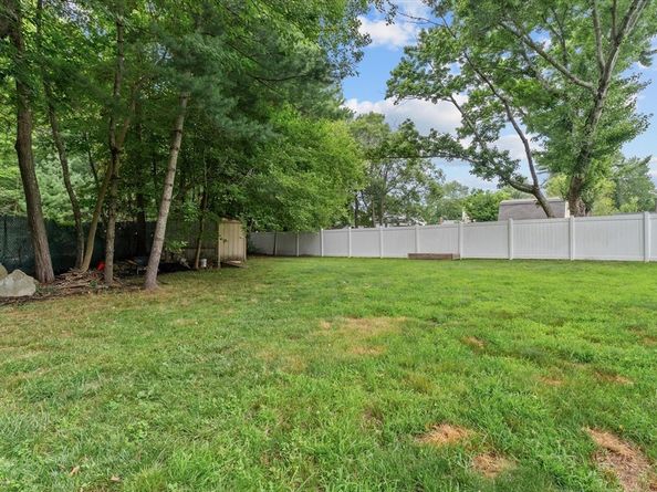 53 Rockwood St, Holbrook MA 02343