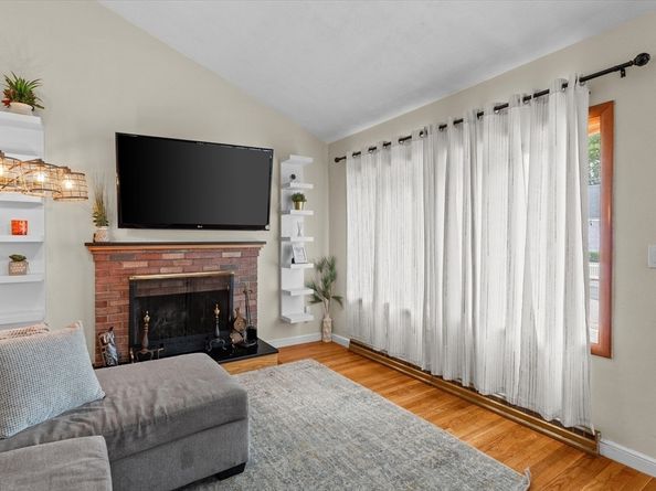 53 Rockwood St, Holbrook MA 02343