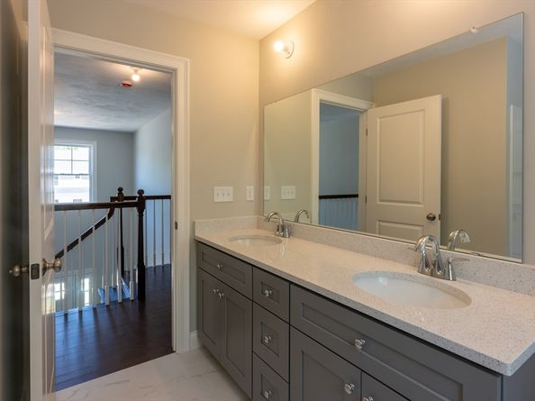 17 Old Grafton Rd, Upton MA 01568