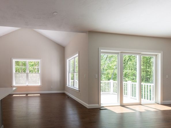 17 Old Grafton Rd, Upton MA 01568